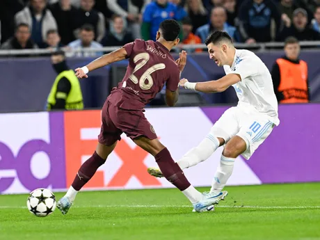 Sprava Marko Tolič a Sávio v súboji o loptu počas zápasu Slovan Bratislava - Manchester City v 2. kole Ligy majstrov.