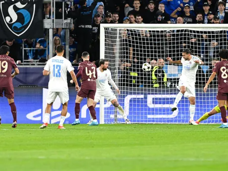 Vľavo Ilkay Gündogan (Manchester) strieľa prvý gól v zápase Slovan Bratislava - Manchester City v 2. kole Ligy majstrov.