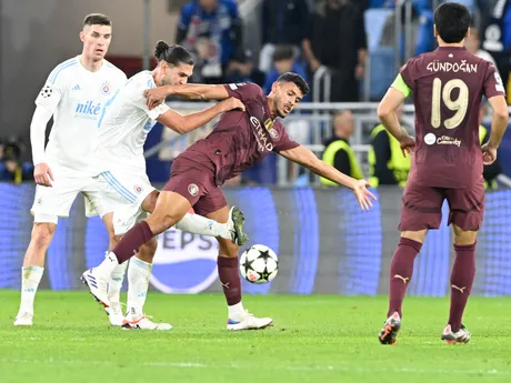 Matheus Nunes (Manchester) a Kyriakos Savvidis (Slovan) počas zápasu Slovan Bratislava - Manchester City v 2. kole ligovej fázy Ligy majstrov.