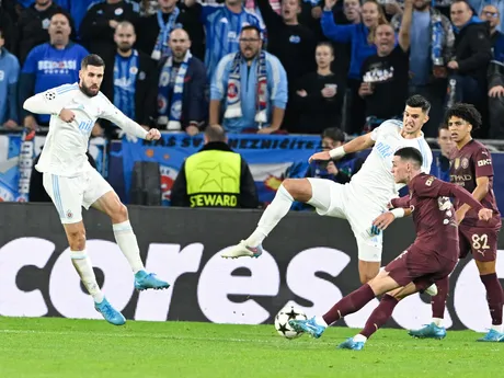 Sprava Phil Foden (Manchester), Marko Tolič a Kenan Bajrič (obaja Slovan) počas zápasu Slovan Bratislava - Manchester City v 2. kole ligovej fázy Ligy majstrov.