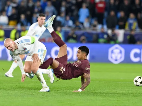 Sávio (Manchester) a Vladimír Weiss (Slovan) počas zápasu Slovan Bratislava - Manchester City v 2. kole ligovej fázy Ligy majstrov.