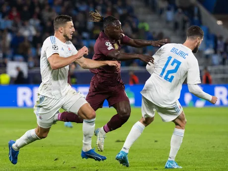 Zľava Kevin Wimmer (Slovan) Jérémy Doku (Manchester) a Kenan Bajrič (Slovan) počas zápasu Slovan Bratislava - Manchester City v 2. kole ligovej fázy Ligy majstrov.