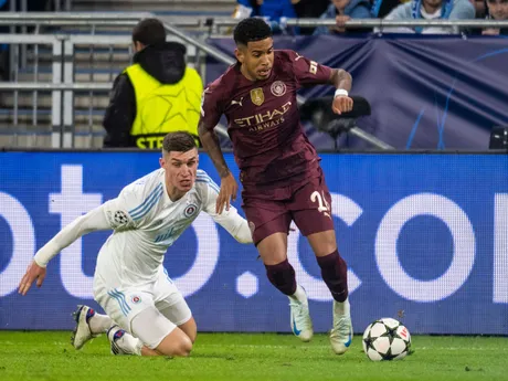 Zľava Danylo Ignatenko (Slovan) a Savinho (Manchester) počas zápasu Slovan Bratislava - Manchester City v 2. kole ligovej fázy Ligy majstrov.