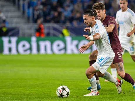 Zľava Kyriakos Savvidis (Slovan) a John Stones (Manchester) počas zápasu Slovan Bratislava - Manchester City v 2. kole ligovej fázy Ligy majstrov.