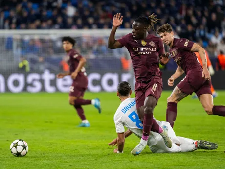 Zľava Kyriakos Savvidis (Slovan), Jérémy Doku a John Stones (obaja Manchester) počas zápasu Slovan Bratislava - Manchester City v 2. kole ligovej fázy Ligy majstrov.