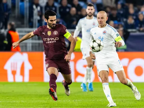 Ilkay Gündogan a Vladimír Weiss v súboji o loptu počas zápasu Slovan Bratislava - Manchester City v 2. kole ligovej fázy Ligy majstrov.