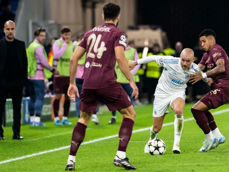 Zľava tréner Manchester City Pep Guardiola, Josko Gvardiol (Manchester), Vladimír Weiss (Slovan) a Savinho (Manchester) počas zápasu Slovan Bratislava - Manchester City v 2. kole ligovej fázy Ligy majstrov.