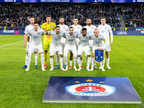 Hráči ŠK Slovan Bratislava pózujú pre skupinovú fotografiu pred zápasom Slovan Bratislava - Manchester City v 2. kole Ligy majstrov.