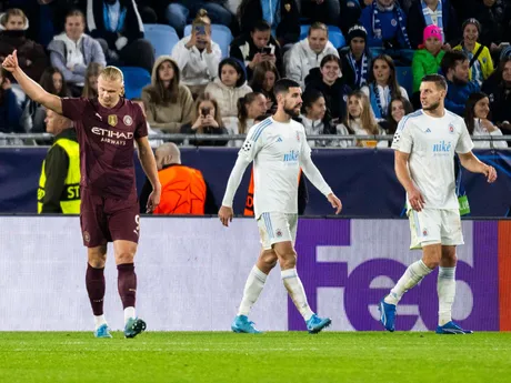 Zľava Erling Haaland (Manchester), Kenan Bajrič a Kevin Wimmer (obaja Slovan) počas zápasu Slovan Bratislava - Manchester City v 2. kole ligovej fázy Ligy majstrov.