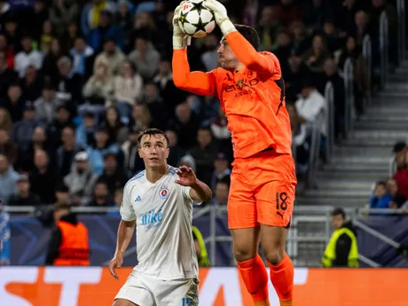 Zľava Dávid Strelec (Slovan) a  brankár Stefan Ortega Moreno (Manchester) počas zápasu Slovan Bratislava - Manchester City v 2. kole ligovej fázy Ligy majstrov.