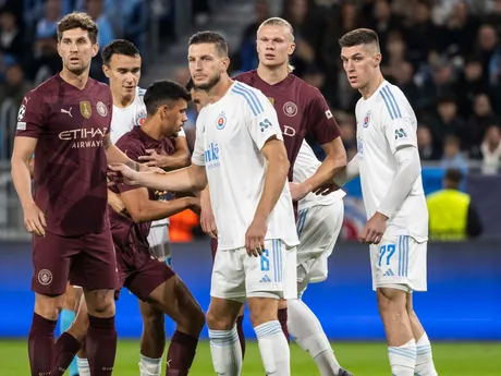 Zľava John Stones (Manchester), Kevin Wimmer (Slovan), Erling Haaland (Manchester) a Danylo Ignatenko (Slovan) počas zápasu Slovan Bratislava - Manchester City v 2. kole Ligy majstrov.