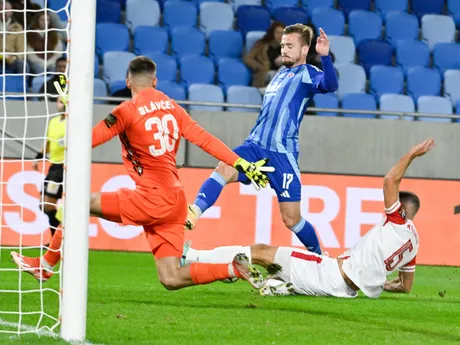 Jurij Medveděv (v strede), Lazar Stojsavljevič a brankár Matúš Sláviček v zápase ŠK Slovan Bratislava - AS Trenčín v 10. kole Niké ligy.