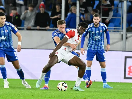 Chinonso Emeka (v popredí) a za ním Siemen Voet v zápase ŠK Slovan Bratislava - AS Trenčín v 10. kole Niké ligy.