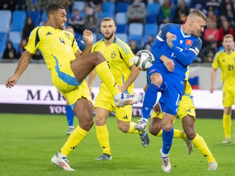 Lukáš Haraslín (Slovensko) a vľavo Isak Hien (Švédsko) počas zápasu C-divízie Ligy národov.