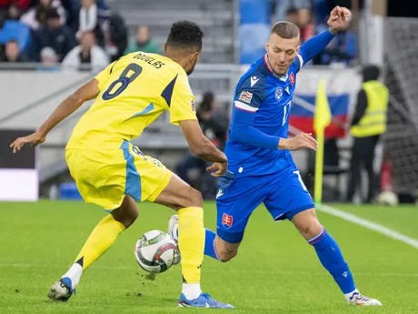 Lukáš Haraslín (Slovensko) a vľavo Alex Douglas (Švédsko) počas zápasu C-divízie Ligy národov.