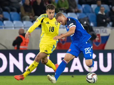 Stanislav Lobotka (Slovensko) a Yasin Ayari (Švédsko) počas zápasu C-divízie Ligy národov.