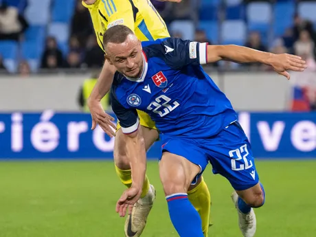 Stanislav Lobotka (Slovensko) a Viktor Gyökeres (Švédsko) počas zápasu C-divízie Ligy národov.