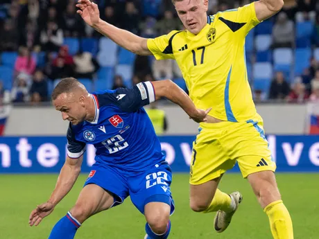 Stanislav Lobotka (Slovensko) a Viktor Gyökeres (Švédsko) počas zápasu C-divízie Ligy národov.