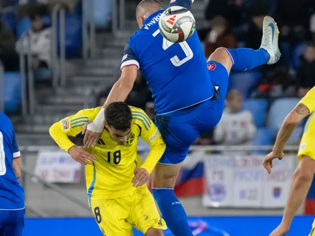 Denis Vavro (Slovensko) a Yasin Ayari (Švédsko) počas zápasu C-divízie Ligy národov.