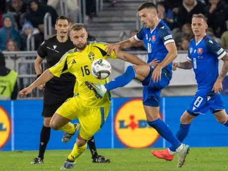 Lázsló Bénes (Slovensko) a vľavo Jesper Karlström (Švédsko), vpravo sa pozerá Ondrej Duda počas zápasu C-divízie Ligy národov.