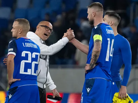 Tréner Francesco Calzona, Stanislav Lobotka a Milan Škriniar po zápase Slovensko - Švédsko v skupine 1 C-divízie Ligy národov.