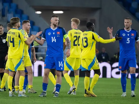 Milan Škriniar, Denis Vavro, Anton Salétros, Hugo Larsson a Ken Sema po zápase Slovensko - Švédsko v skupine 1 C-divízie Ligy národov.