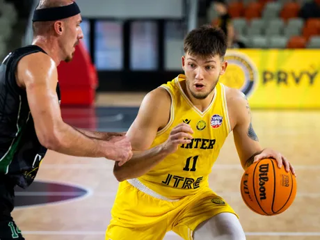 Na snímke zľava Marko Gutalj (Handlová) a Samuel Volárik (Inter) v zápase  6. kola Tipos Slovenskej basketbalovej ligy (SBL) BK Inter Bratislava - MBK Baník Handlová.