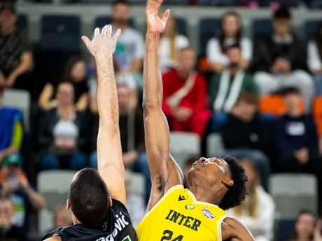 Na snímke zľava Petar Dragovič (Handlová) a Thomas Bryant (Inter) v zápase  6. kola Tipos Slovenskej basketbalovej ligy (SBL) BK Inter Bratislava - MBK Baník Handlová.