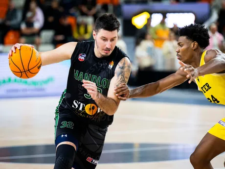 Na snímke zľava Jakub Petráš (Handlová) a Thomas Bryant  (Inter) v zápase  6. kola Tipos Slovenskej basketbalovej ligy (SBL) BK Inter Bratislava - MBK Baník Handlová.