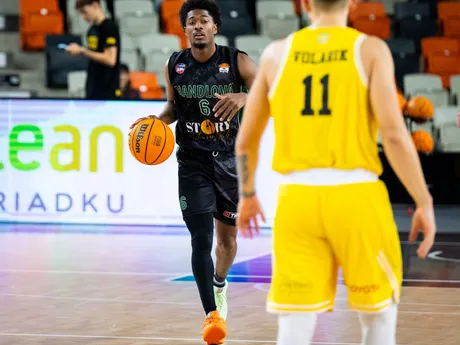 Na snímke zľava Tavis Smith (Handlová) a Samuel Volárik (Inter) v zápase  6. kola Tipos Slovenskej basketbalovej ligy (SBL) BK Inter Bratislava - MBK Baník Handlová.