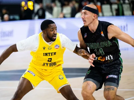 Na snímke zľava Dontay Caruthers (Inter) a Marko Gutalj (Handlová) v zápase  6. kola Tipos Slovenskej basketbalovej ligy (SBL) BK Inter Bratislava - MBK Baník Handlová.