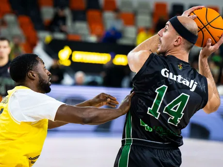 Na snímke zľava Dontay Caruthers (Inter) a Marko Gutalj (Handlová) v zápase  6. kola Tipos Slovenskej basketbalovej ligy (SBL) BK Inter Bratislava - MBK Baník Handlová.