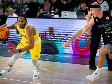 Na snímke zľava Isaiah Cousins (Inter) a Marko Gutalj (Handlová) v zápase  6. kola Tipos Slovenskej basketbalovej ligy (SBL) BK Inter Bratislava - MBK Baník Handlová.