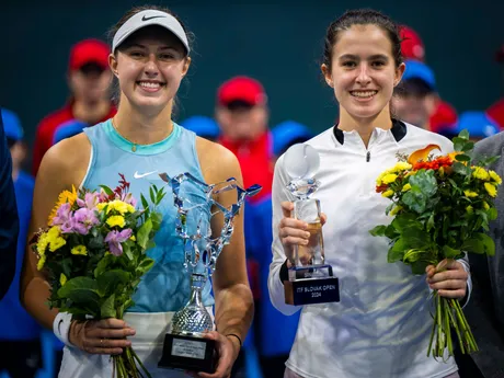 Na snímke vpravo iba 15-ročná slovenská tenistka Mia Pohánková sa stala víťazkou dvojhry na turnaji J&T Banka Slovak Open. Vo finále zdolala svoju krajanku Renátu Jamrichovú (vľavo) 2:6, 6:4, 6:2.