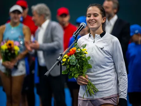 Iba 15-ročná slovenská tenistka Mia Pohánková sa stala víťazkou dvojhry na turnaji J&T Banka Slovak Open. Vo finále zdolala svoju krajanku Renátu Jamrichovú 2:6, 6:4, 6:2 a dosiahla životný úspech.