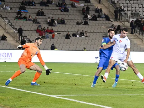 David Strelec, Badavi Hüsejnov a brankár Mehdi Dženetov v zápase Azerbajdžan - Slovensko v skupine 1 C-divízie Ligy národov.