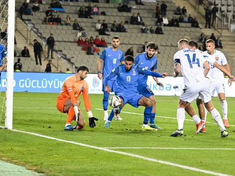 Brankár Mehdi Dženetov, Rahil Mammadov a Milan Škriniar v zápase Azerbajdžan - Slovensko v skupine 1 C-divízie Ligy národov.