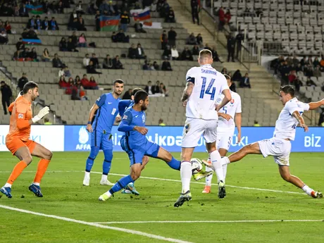 David Strelec a brankár Azerbajdžanu Mehdi Dženetov v zápase Azerbajdžan - Slovensko v skupine 1 C-divízie Ligy národov.