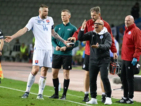 Milan Škriniar a tréner Francesco Calzona v zápase Azerbajdžan - Slovensko v skupine 1 C-divízie Ligy národov.