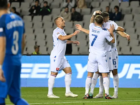 Slovenskí futbalisti sa tešia po strelenom góle v zápase Azerbajdžan - Slovensko v skupine 1 C-divízie Ligy národov.