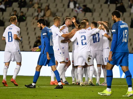 Slovenskí futbalisti sa tešia po strelenom góle v zápase Azerbajdžan - Slovensko v skupine 1 C-divízie Ligy národov.