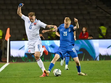 Ondrej Duda (vľavo) a Aleksej Isajev v zápase Azerbajdžan - Slovensko v skupine 1 C-divízie Ligy národov.