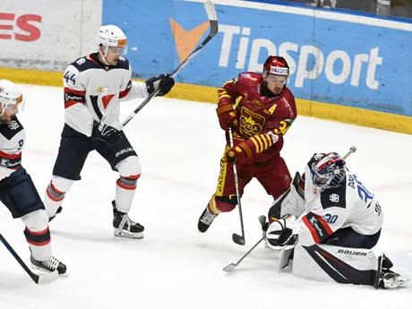 Na snímke sprava brankár Denis Godla (Slovan), Jozef Baláž (Trenčín), Mitchel Hoelscher a Michal Sersenn (všetci Slovan)