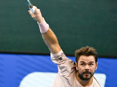 Na snímke švajčiarsky tenista Stan Wawrinka podáva na Nemca Maximiliana Marterera v 1. kole dvojhry na challengerovom turnaji Slovak Open v Bratislave.