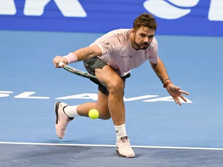 Na snímke švajčiarsky tenista Stan Wawrinka odvracia loptičku Nemcovi Maximilianovi Martererovi v 1. kole dvojhry na challengerovom turnaji Slovak Open v Bratislave.