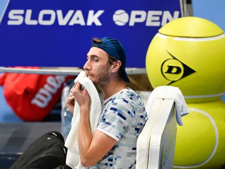 Na snímke slovenský tenista Lukáš Klein počas prestávky v stretnutí proti Ottovi Virtanenovi z Fínska v 1. kole dvojhry na challengerovom turnaji Slovak Open v Bratislave.