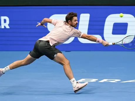 Na snímke švajčiarsky tenista Stan Wawrinka odvracia loptičku Nemcovi Maximilianovi Martererovi v 1. kole dvojhry na challengerovom turnaji Slovak Open v Bratislave.