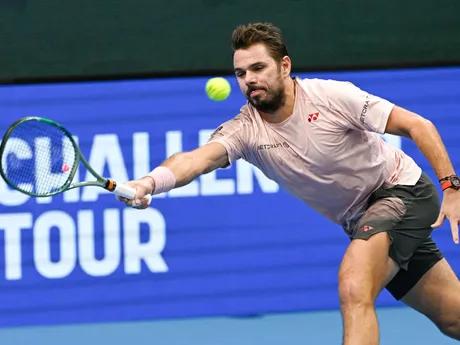 Na snímke švajčiarsky tenista Stan Wawrinka odvracia loptičku Nemcovi Maximilianovi Martererovi v 1. kole dvojhry na challengerovom turnaji Slovak Open v Bratislave.