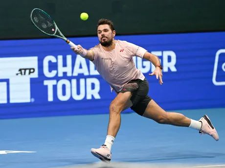 Na snímke švajčiarsky tenista Stan Wawrinka odvracia loptičku Nemcovi Maximilianovi Martererovi v 1. kole dvojhry na challengerovom turnaji Slovak Open v Bratislave.