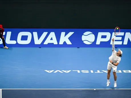 Na snímke slovenský tenista Jozef Kovalík podáva na Rusa Aslana Karatseva v 2. kole dvojhry na challengerovom turnaji Slovak Open v Bratislave.